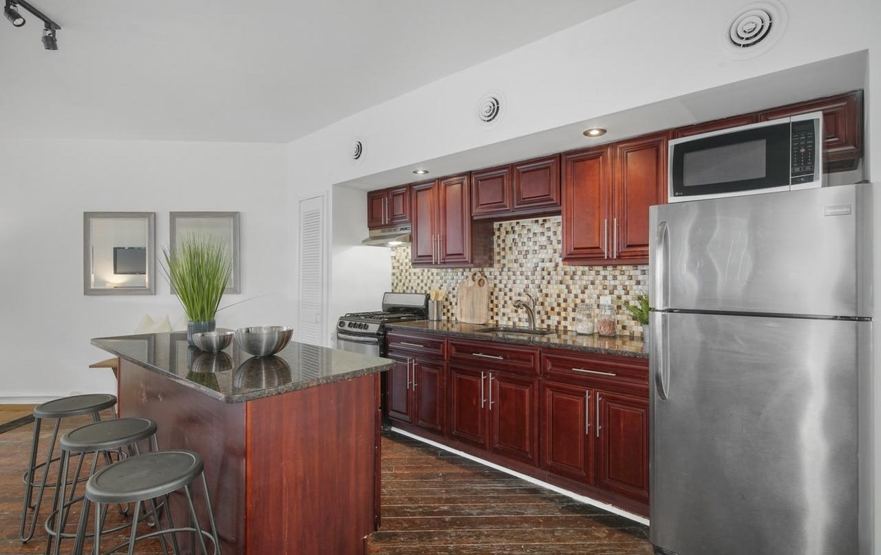 305 N 3rd St – photo 1