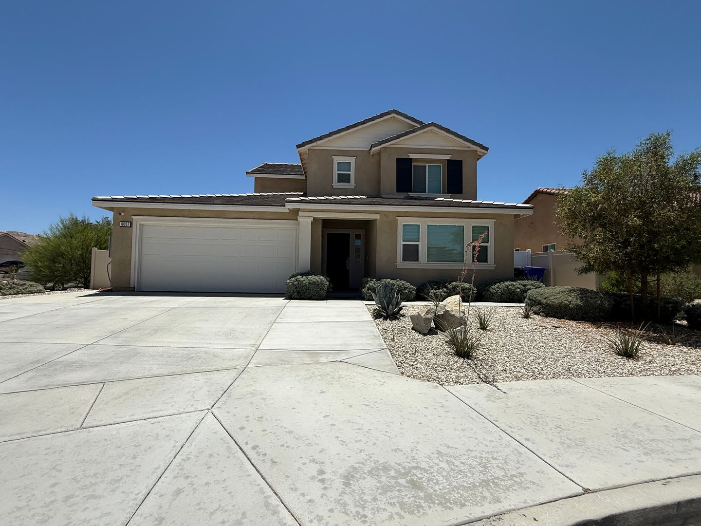 Beautiful Two Story Home, 3 Bedrooms, 2.5 Bathrooms, Solar Panels – photo 1