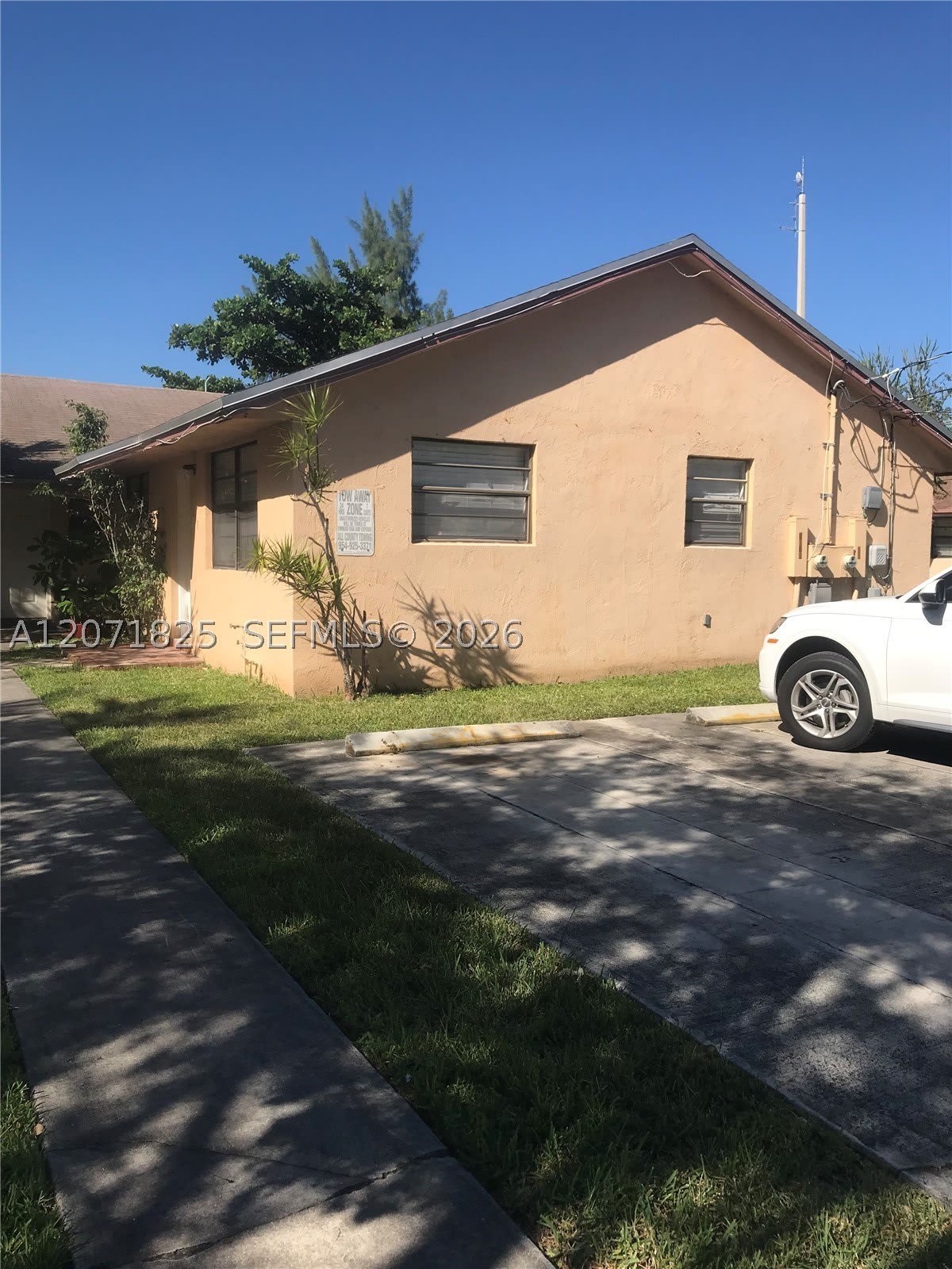 1008 SW 8th St – photo 1