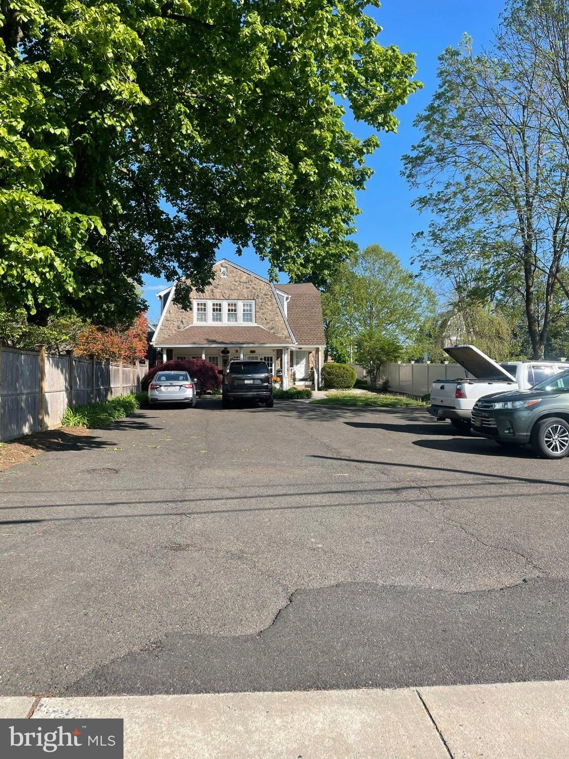 223 SUMMIT Avenue – photo 1 of 17