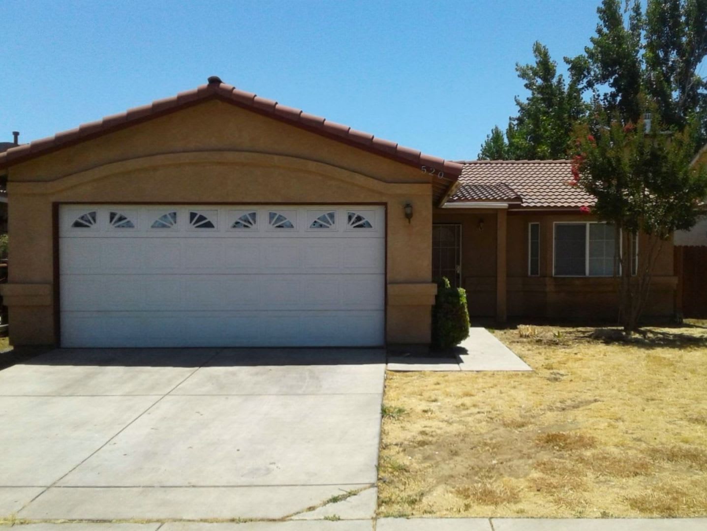 4 2 With Open Floor Plan Available Now – photo 1