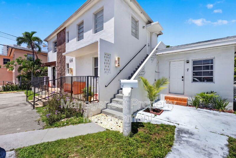 614 SW 19th Ave – photo 1