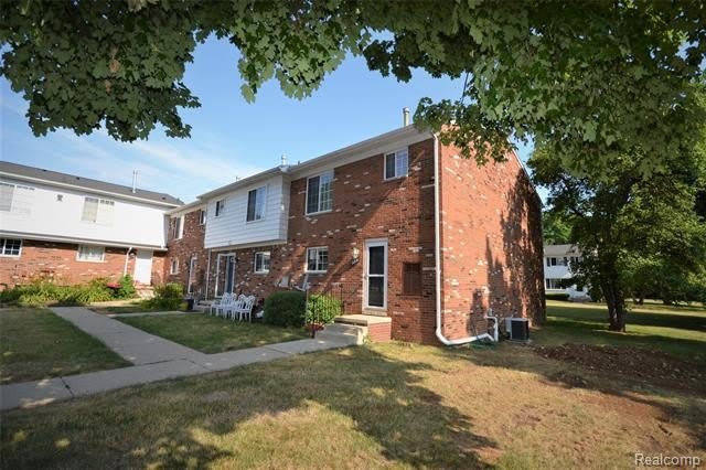 559 Fox Hills Drive N – photo 1