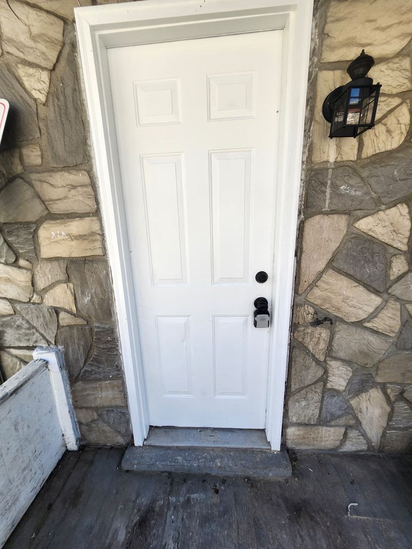 Charming 1BR Home in McKees Rocks, Section 8 Considered! – photo 1 of 11