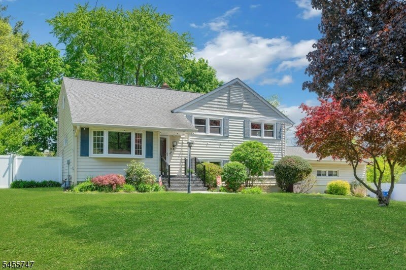 15 Maxine Dr – photo 1