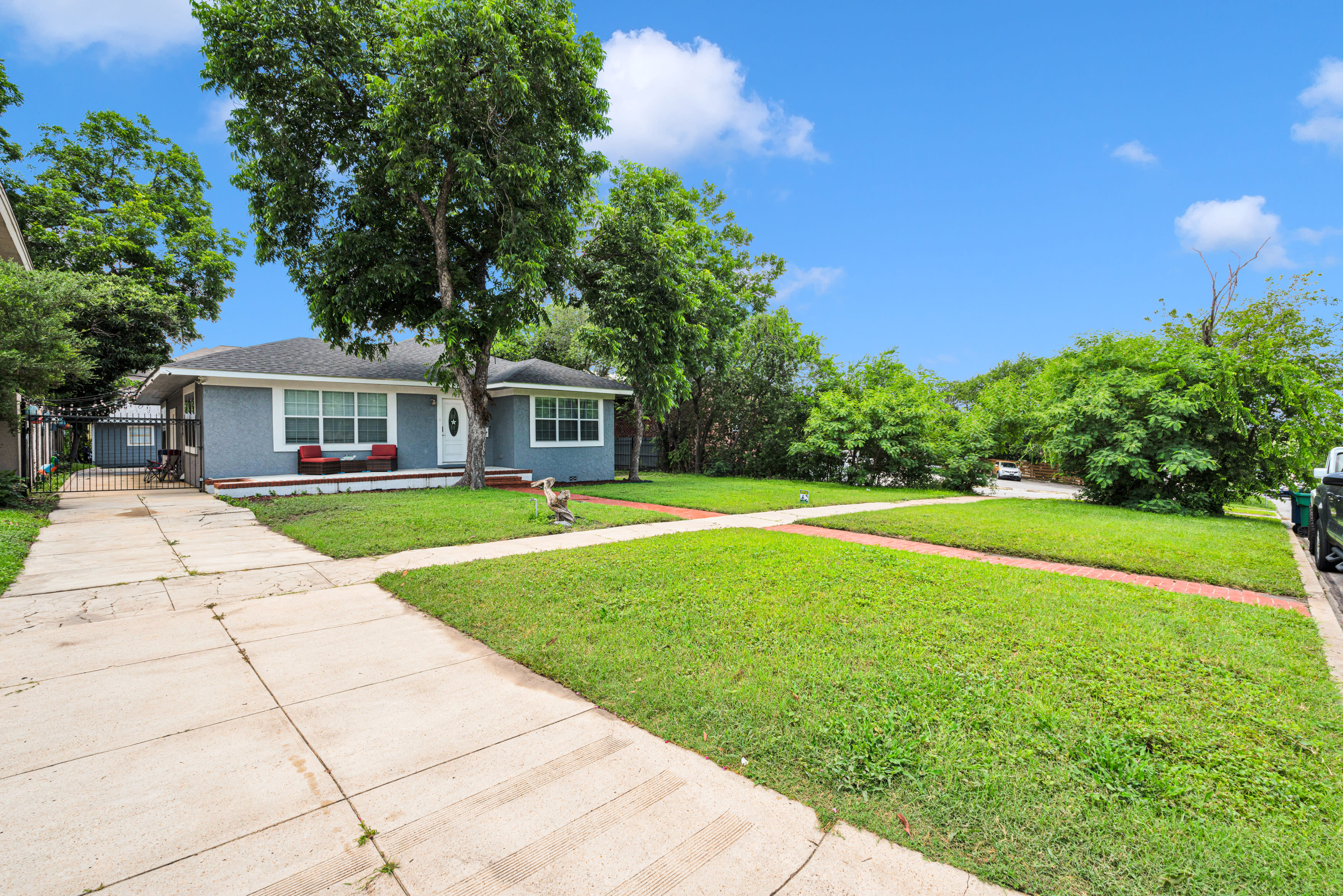 322 W Huisache Ave – photo 1