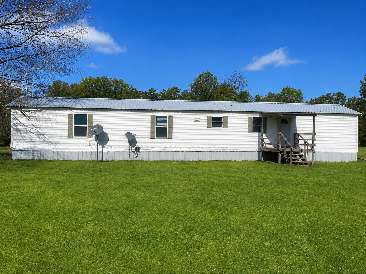 Country living with spacious front and backyard – photo 1 of 3