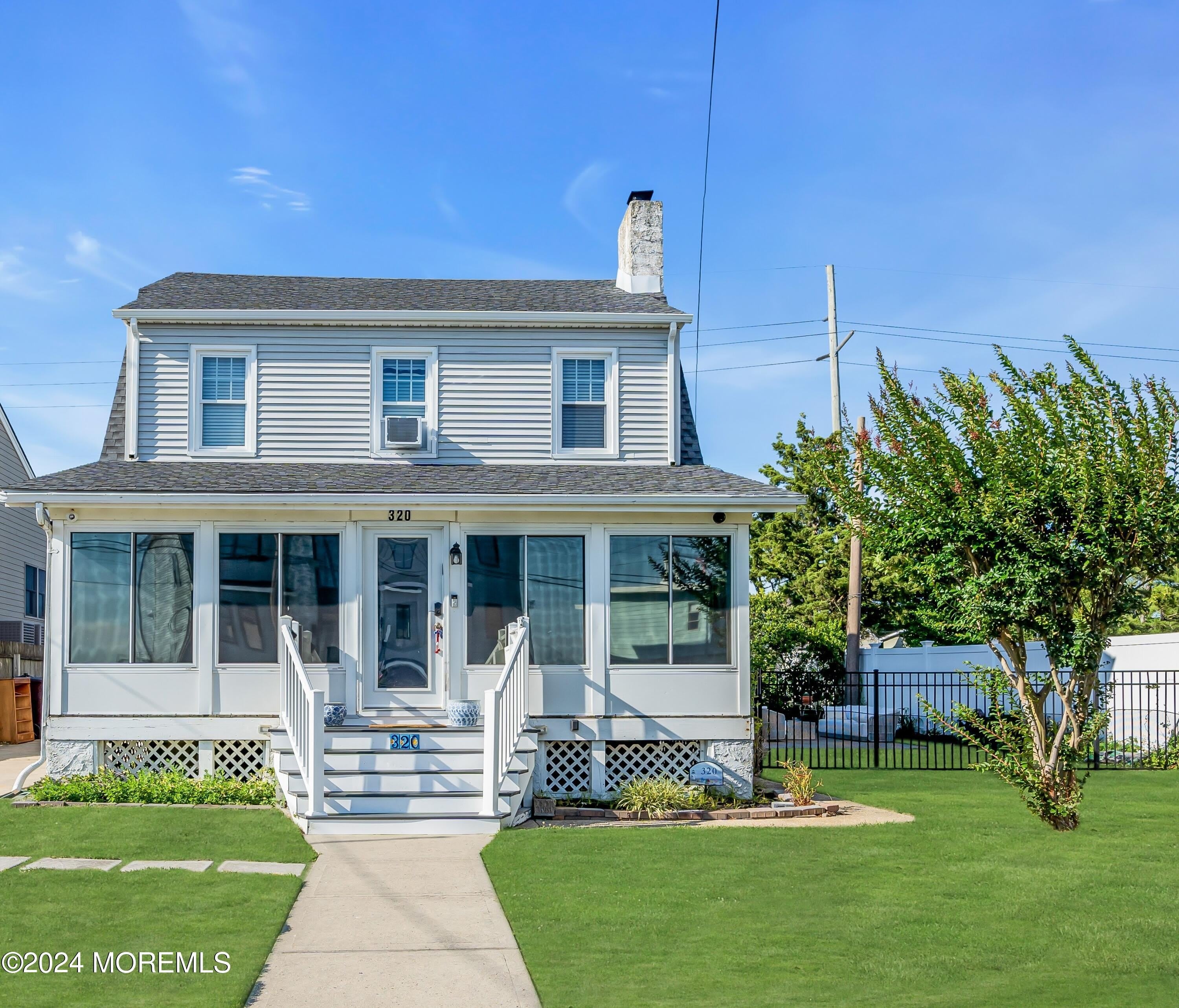 320 Sunset Drive S – photo 1
