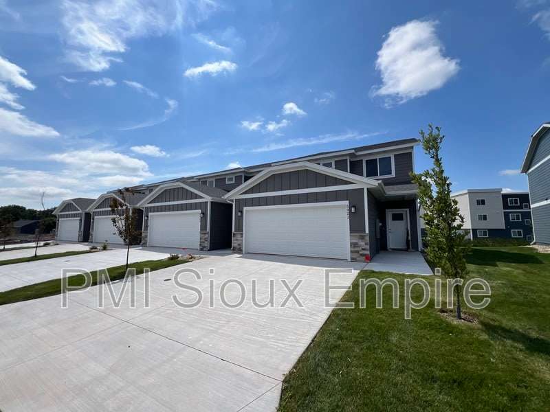 5927 S. Whipser Creek Pl. – photo 1 of 11
