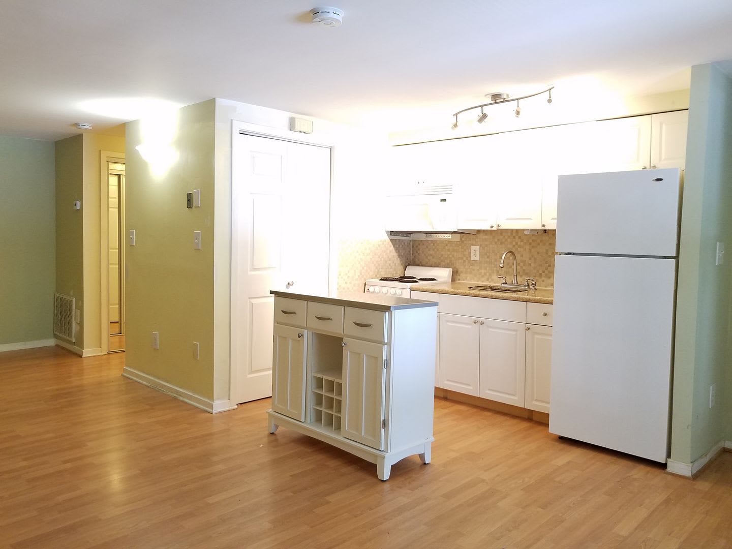 Adorable second level Studio Condo available mid September! – photo 1 of 16
