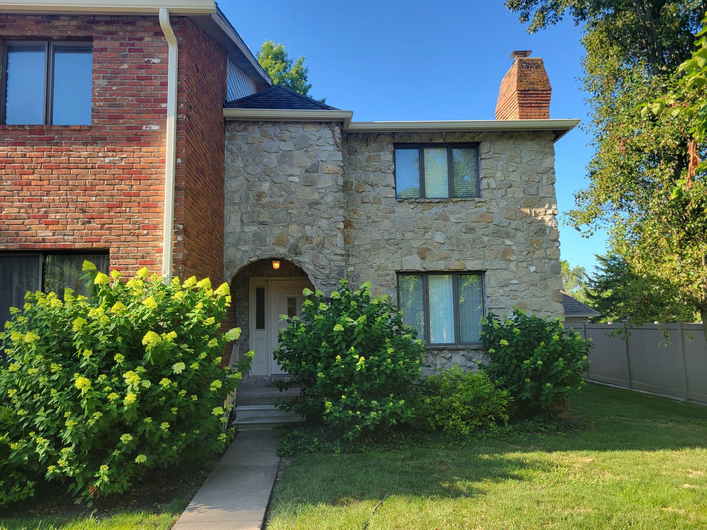 4 bed 3.5 bath Townhouse – photo 1