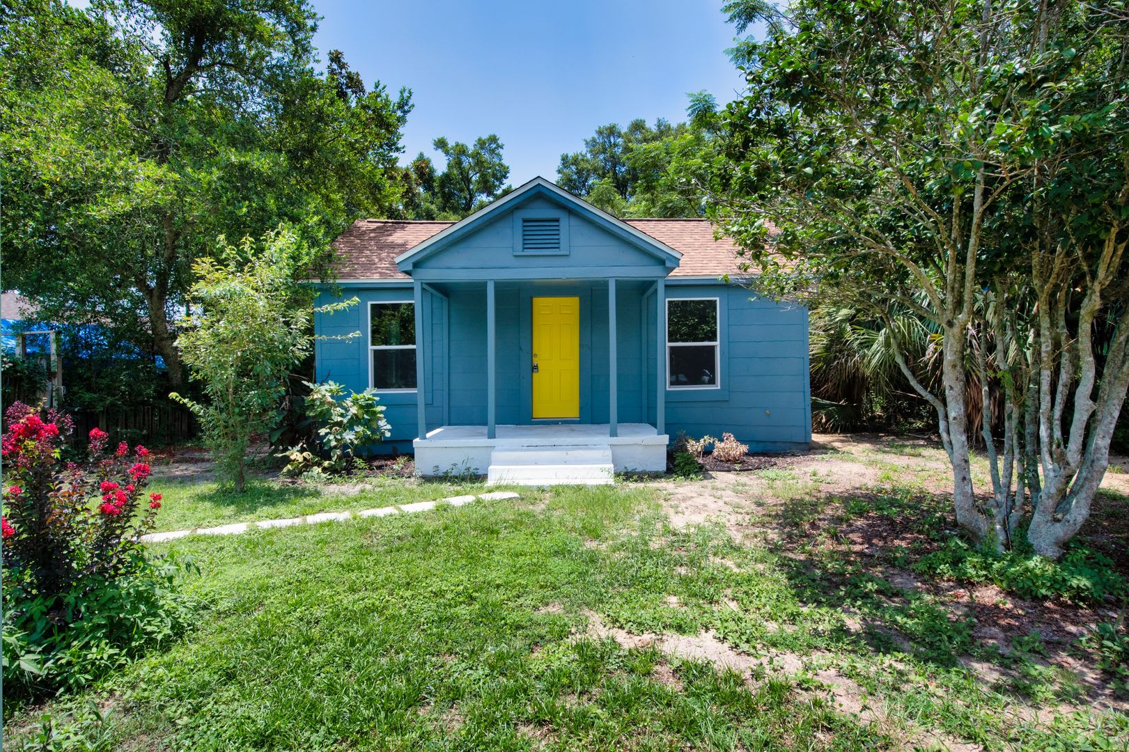1/2 OFF FIRST MONTH’S RENT + WAIVED APPLICATION FEES! – photo 1 of 12
