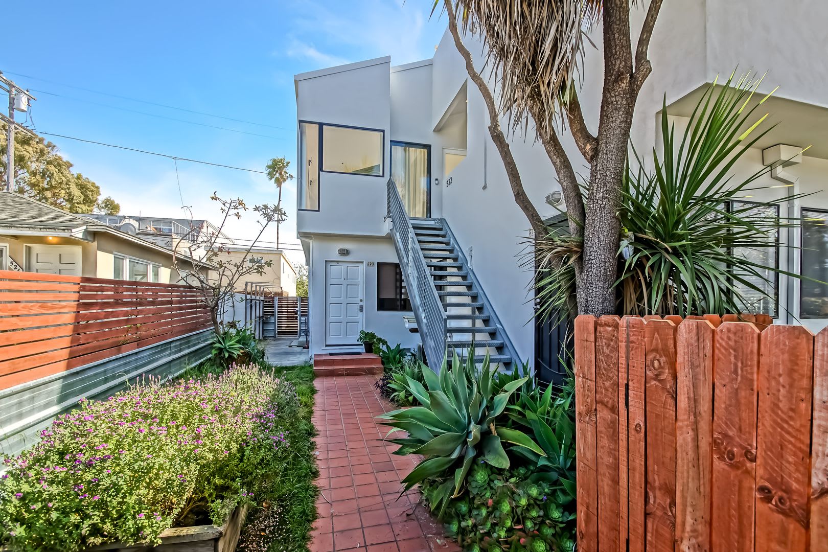 Modern Bright Top Floor 4Br3Ba House Like Apartment W Open Floor Plan 3 Decks For Indoor Outdoor Living 2 Car Garage Just Blocks To Abbot Kinney Park Mins To Canals Beach – photo 1