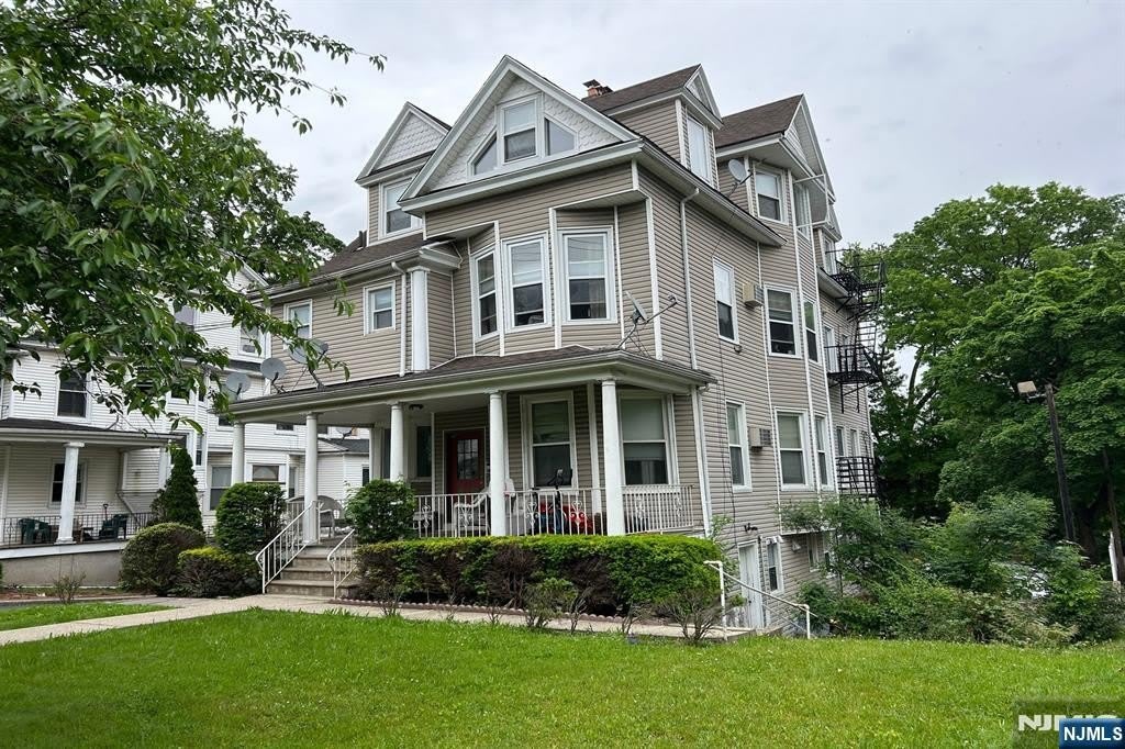 43 S Willow Street – photo 1 of 92