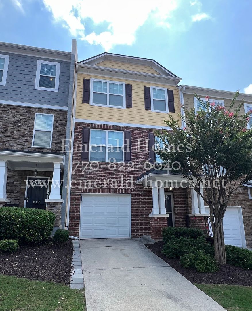 Spacious 2-Bedroom Townhome with Finished Studio Suite – Prime Location! – photo 1