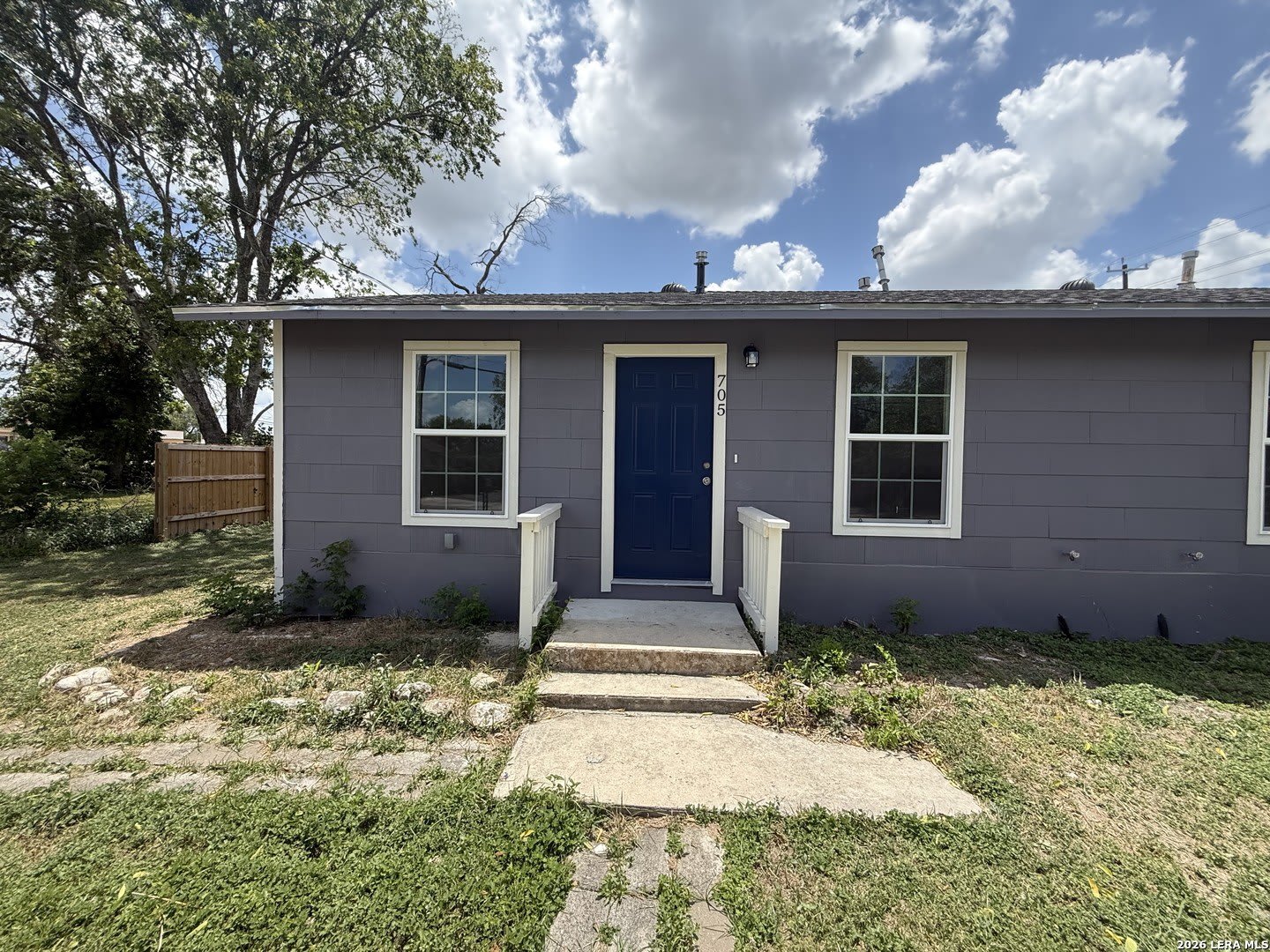 705 CROCKETT DR – photo 1