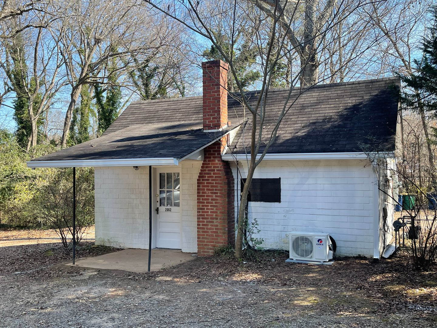 1 BR/1 BA Cottage Off Prince Ave! – photo 1