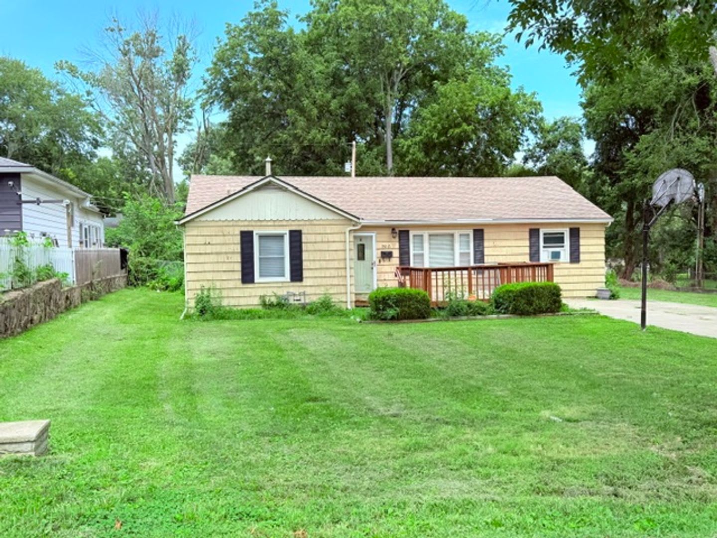 9812 — One-Level Home in Independence with Huge Backyard & Brand-New Carpet – photo 1