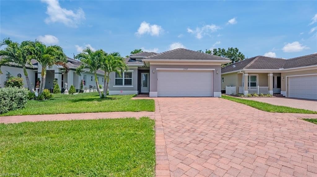2737 Linda Dr – photo 1 of 21