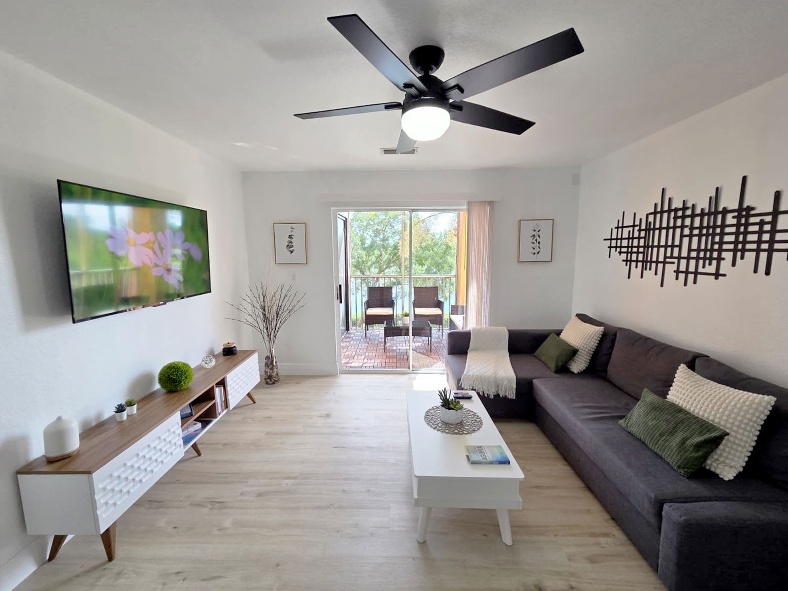 5447 Vineland Road – photo 1