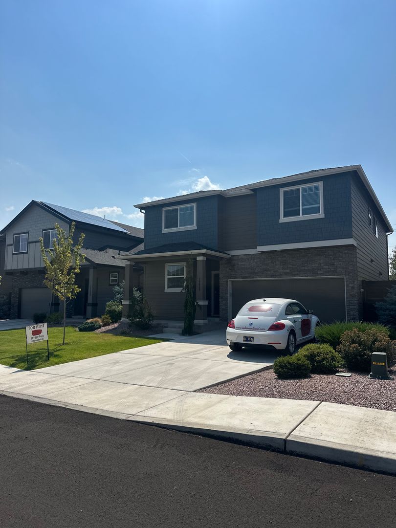 Modern 4 bedroom with den and neighborhood pool! – photo 1