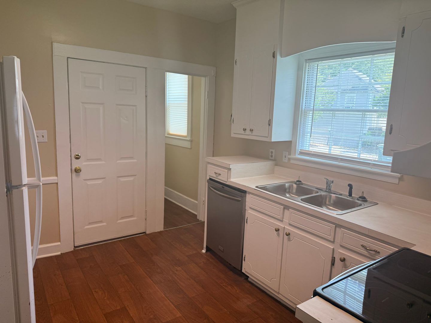 3- bedroom 2 bathroom HEATHWOOD AREA!! – photo 1