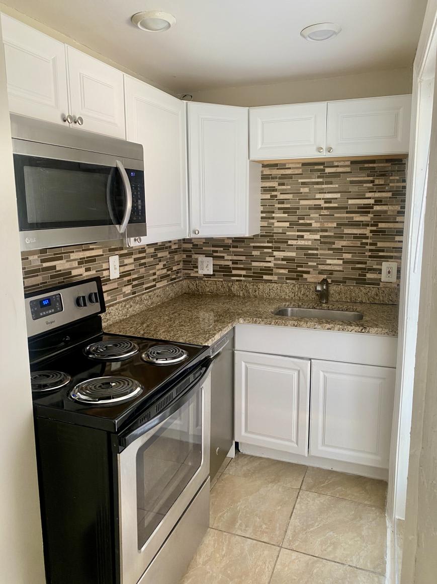 32 Hinckley – photo 1 of 10