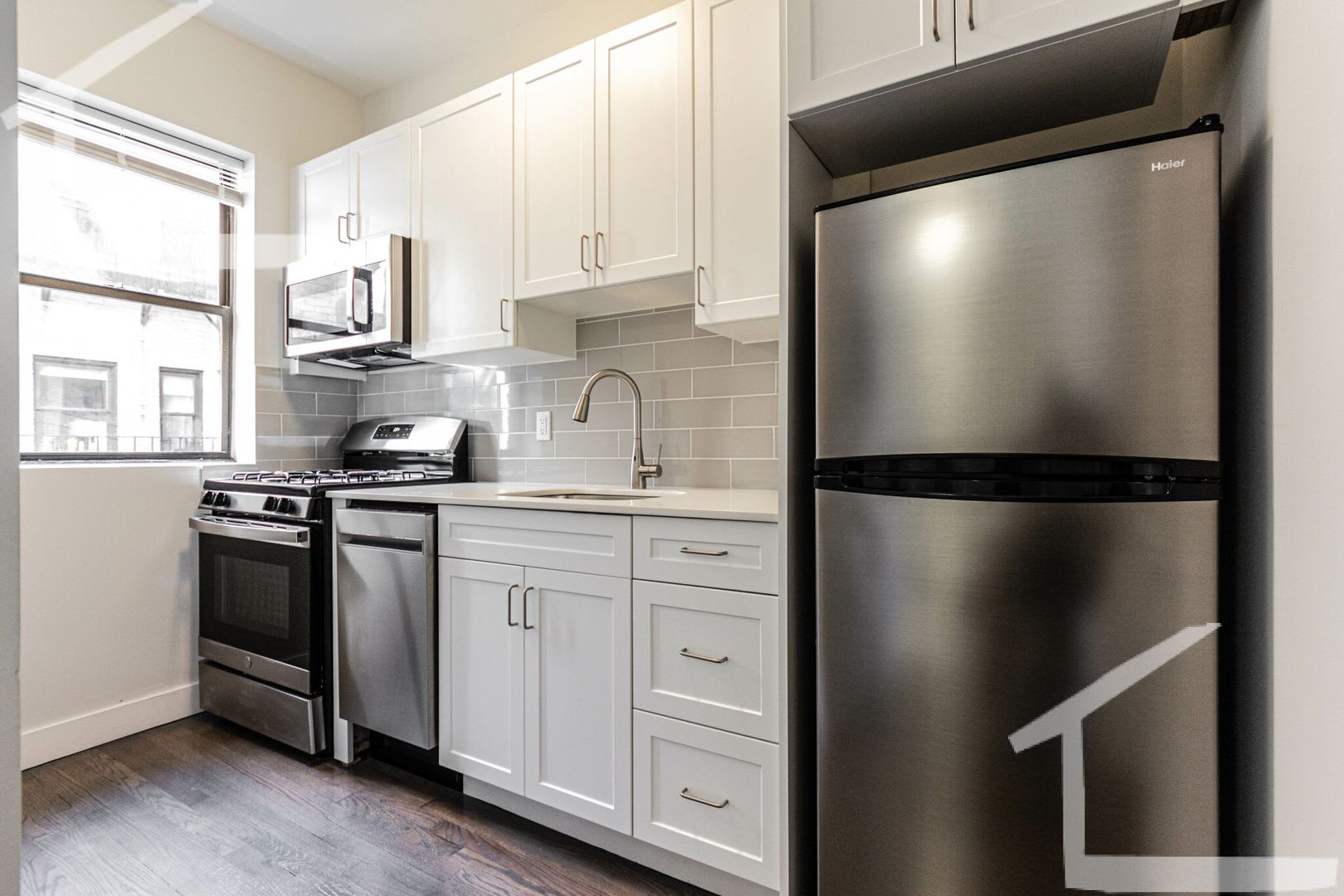 Centrally Located, Modern Fenway 2-Bed w/ Laundry – photo 1