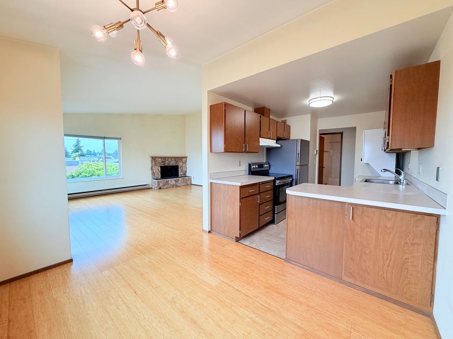 Bright Penthouse Corner Unit w/Garage Parking included – photo 1