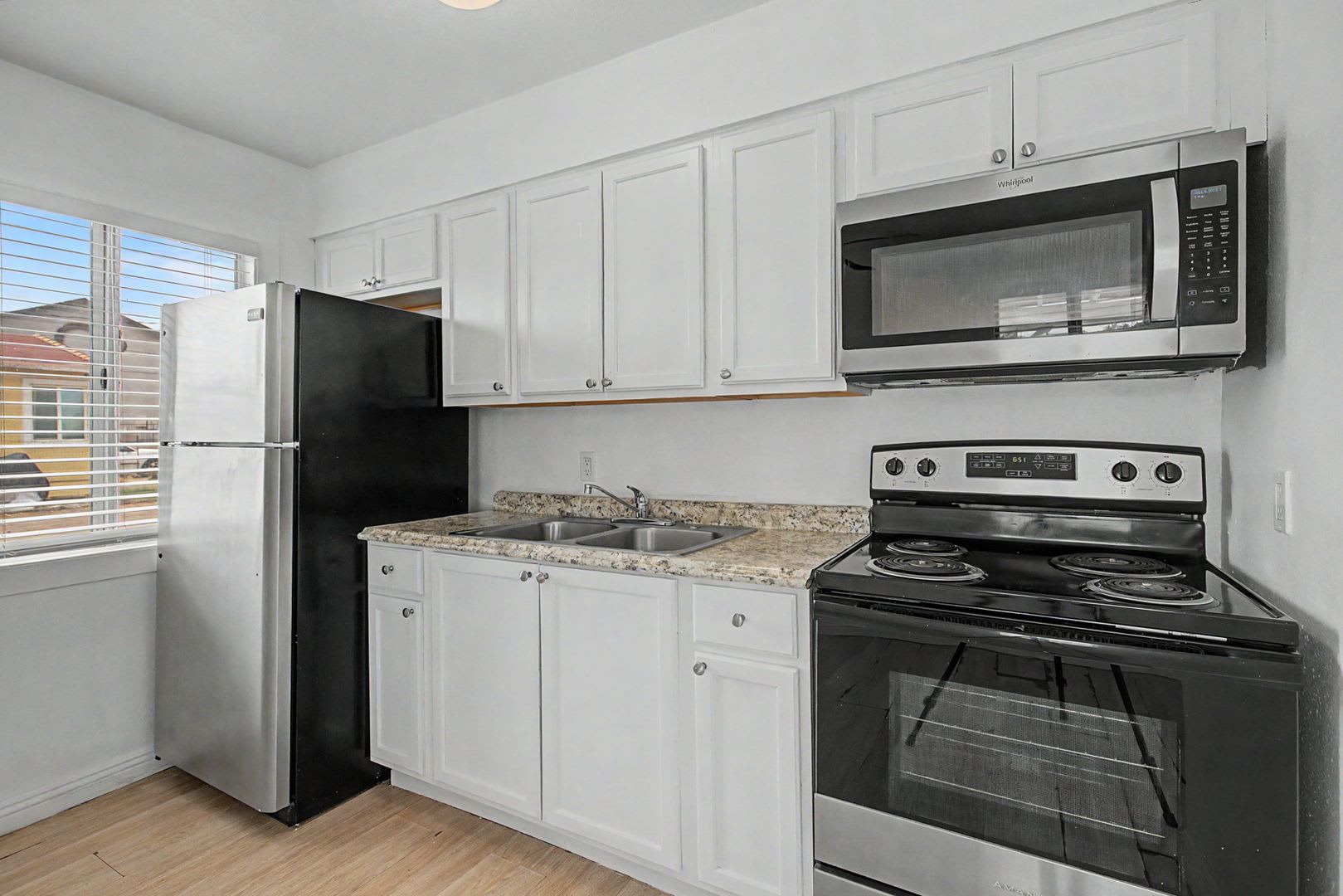*** Two bedroom home with yard *** – photo 1