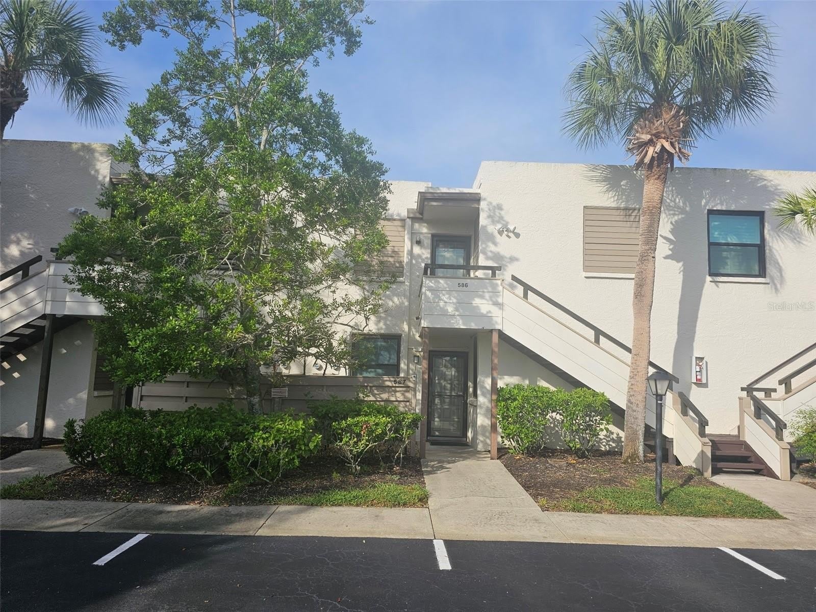 586 LAKESIDE Drive – photo 1