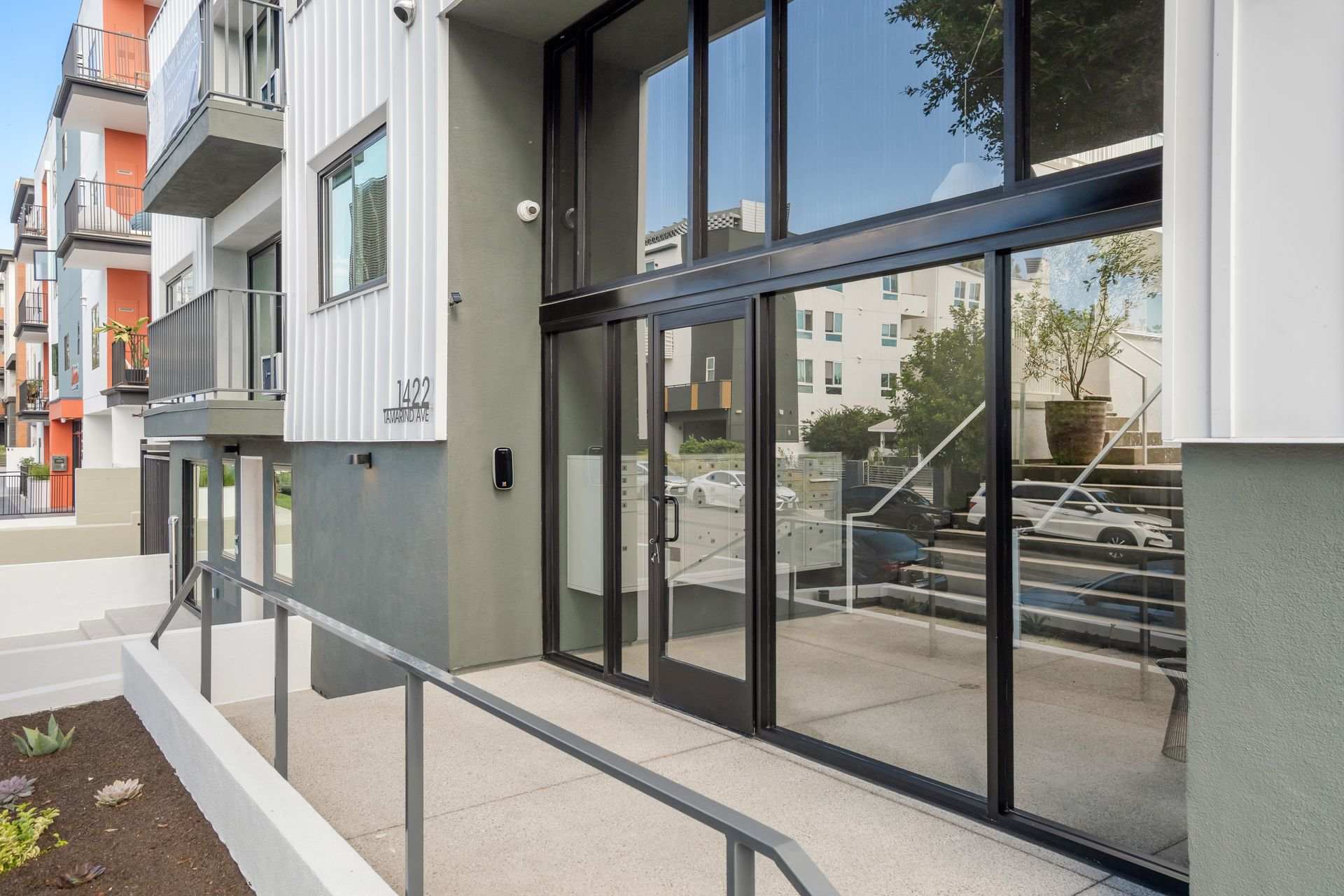 St Living At 1422 Tamarind Come Home To Elevated Comfort Limited Move In Special – photo 1