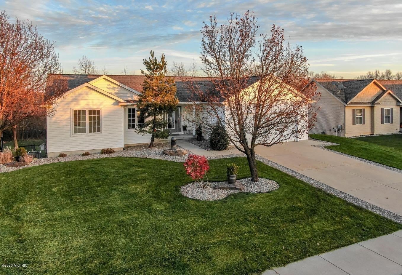 7058 SHADY KNOLL DRIVE SE – photo 1 of 25