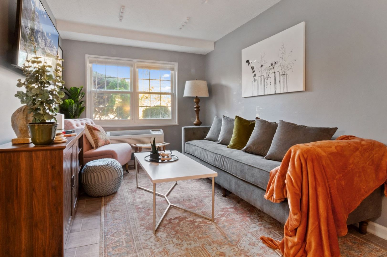 Plug and Play Luxury Condo Next to the Metro: Parking &amp; Utilities Included – photo 1 of 26