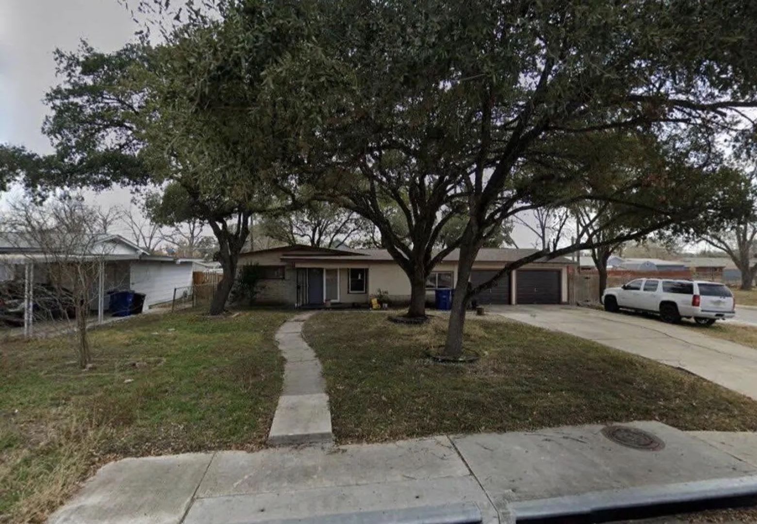 Room in 4 Bedroom Home in San Antonio – photo 1