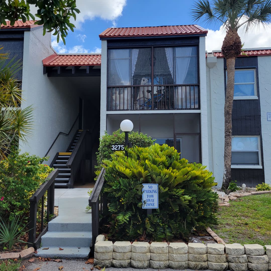 Seasonal/short term 2/2 ground floor condo downtown Sarasota. – photo 1 of 23
