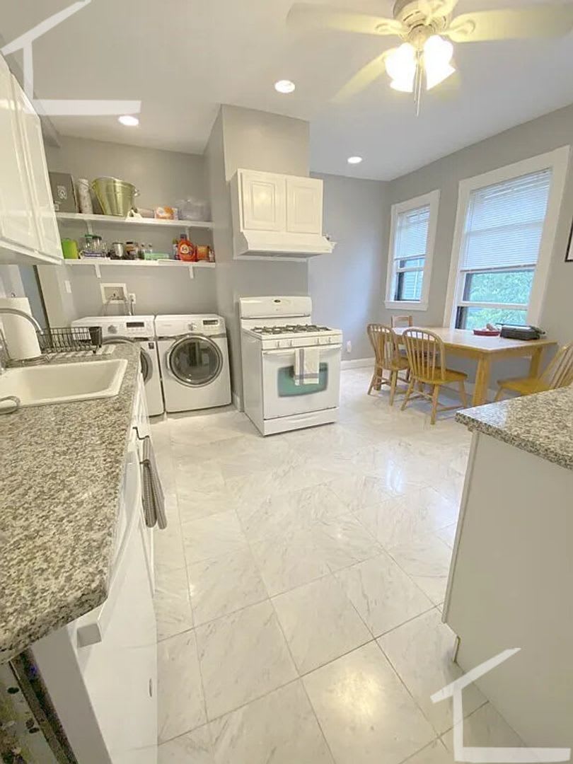 Nicely updated 3 bed unit with in unit laundry! – photo 1