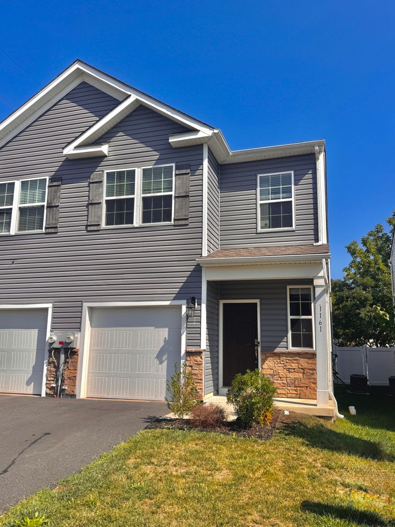NEWER THREE BEDROOM TOWNHOME – photo 1