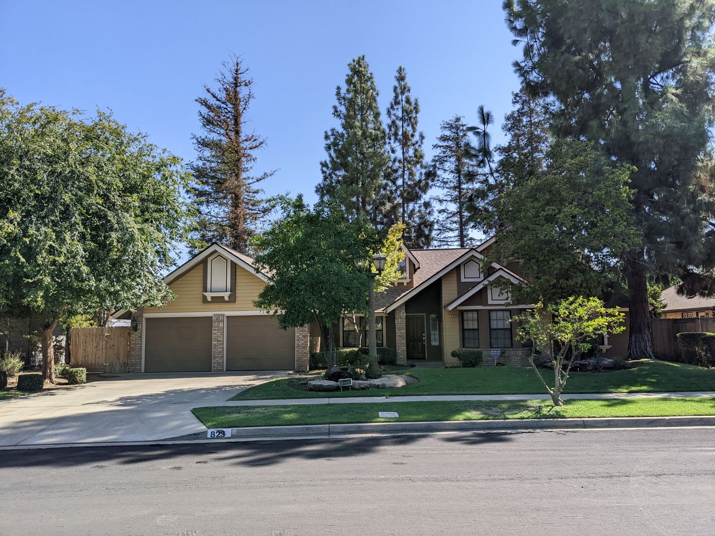 NE Fresno home near Clovis West High School & Woodward Park, In-ground swimming pool! – photo 1