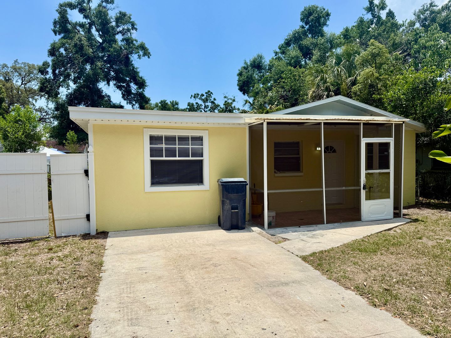 Fully Renovated and Modern 3/1 Available Now! – photo 1
