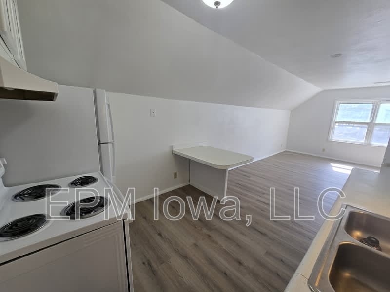 1125 1/2 Mulberry Street – photo 1 of 14