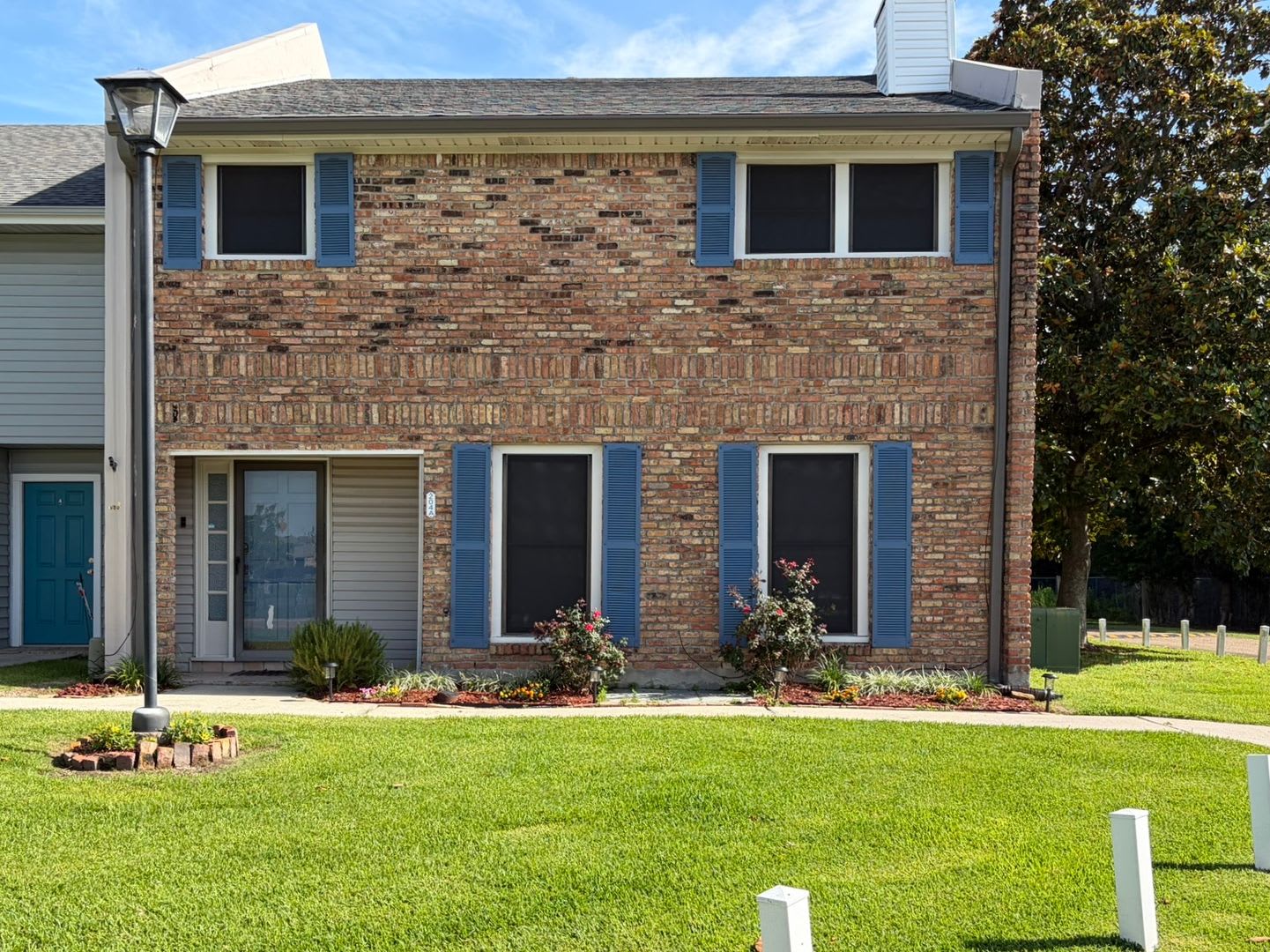 Spacious 3 Bedroom Townhome Available Now – photo 1