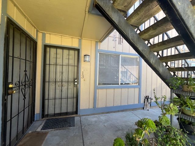 556 N Lincoln Ave – photo 1 of 16