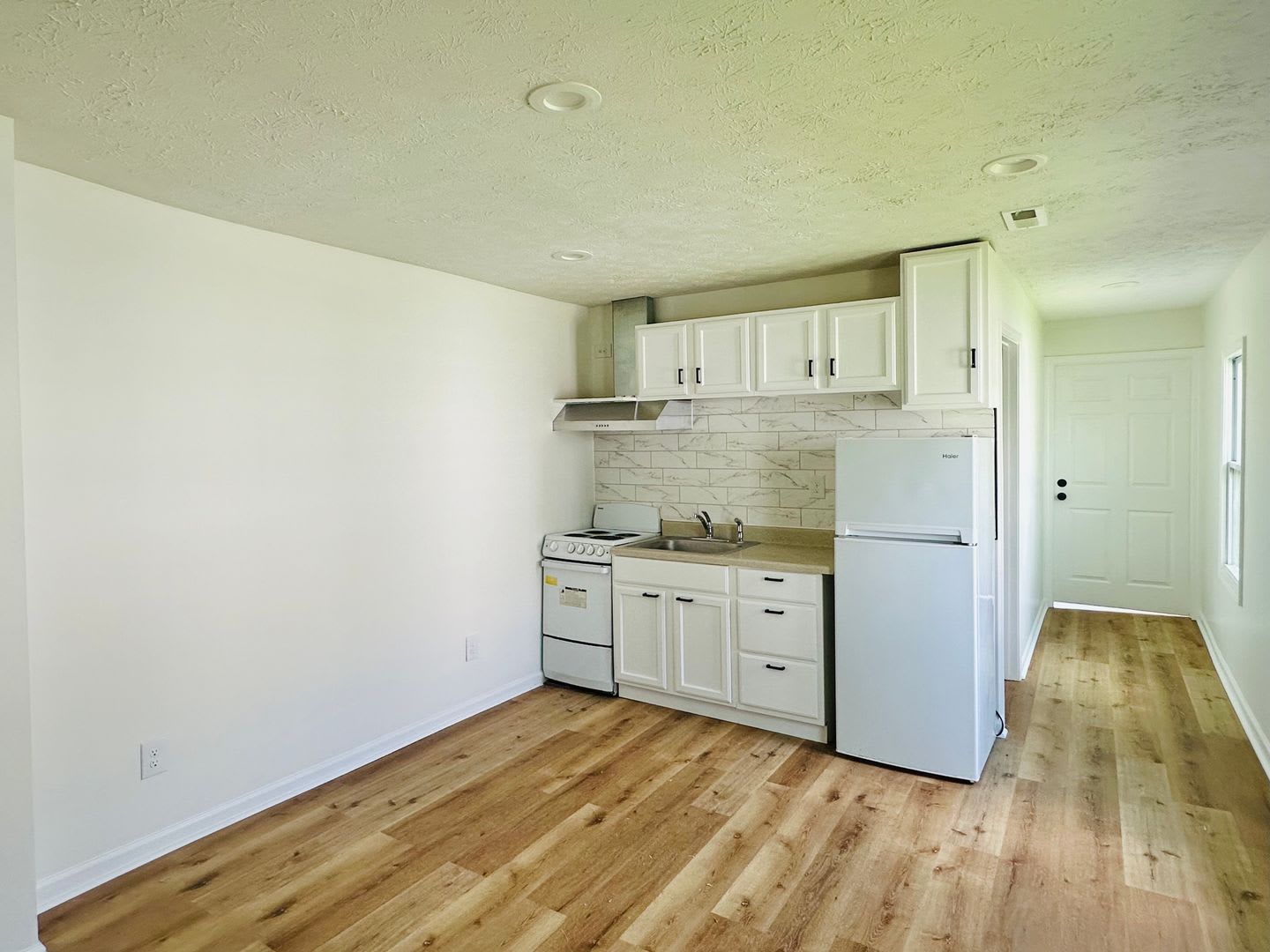 Charming 2 BR / 1 BA Duplex with Covered Front Porch – photo 1 of 10