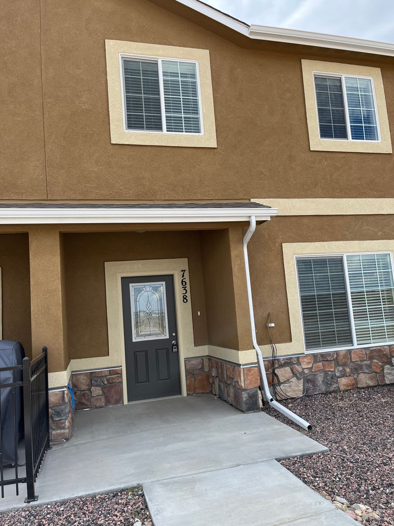 Spacious 3-Bedroom Townhome with 2-Car Garage in Colorado Springs – photo 1