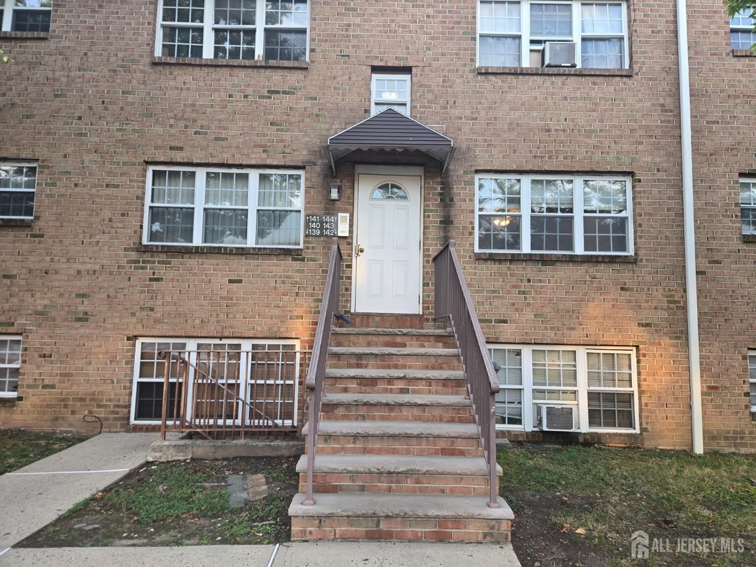 143 College Drive – photo 1