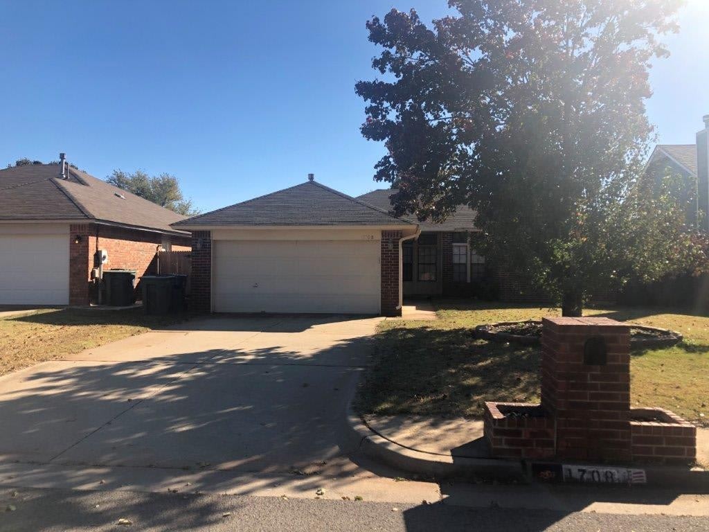 Storm Shelter 3 Bed 2 Bath 2 Car Garage Home For Rent In Edmond Near 15Th And Santa Fe Dead End Quiet Street – photo 1