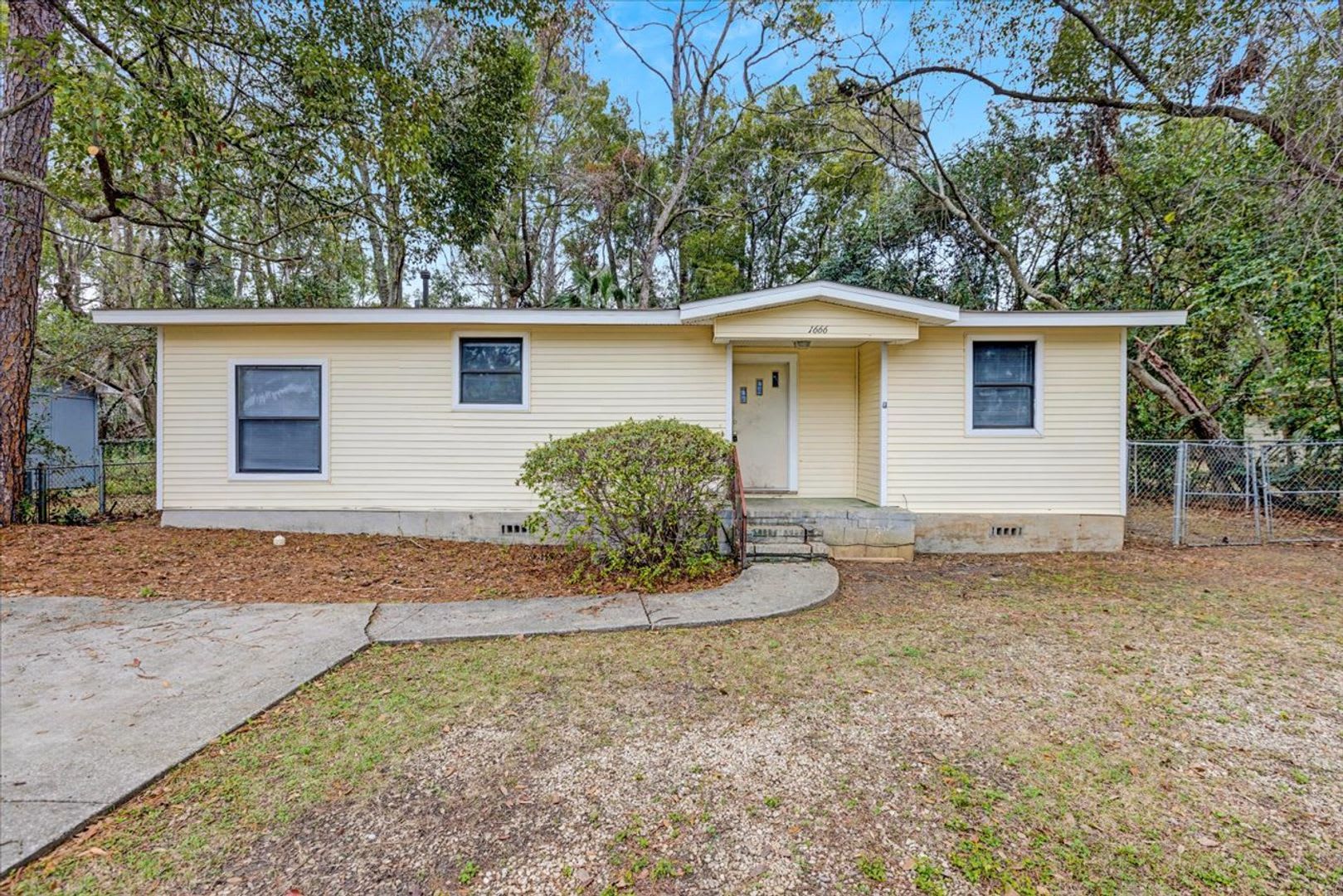 3 bed 2 Bath house with fenced-in yard on Pepper dr! Available now! – photo 1