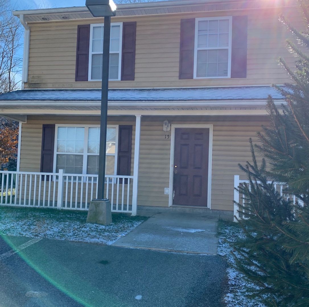 3 Bedroom 2 5 Bath Townhouse – photo 1