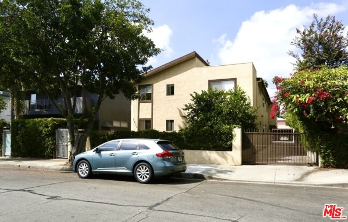 1237 N Ogden Dr – photo 1